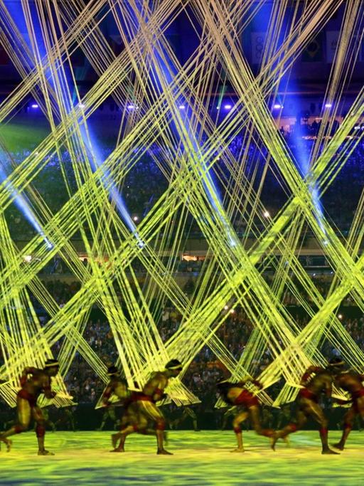 Sie sehen eine Tanzperformance während der Eröffnungsfeier in Rio.