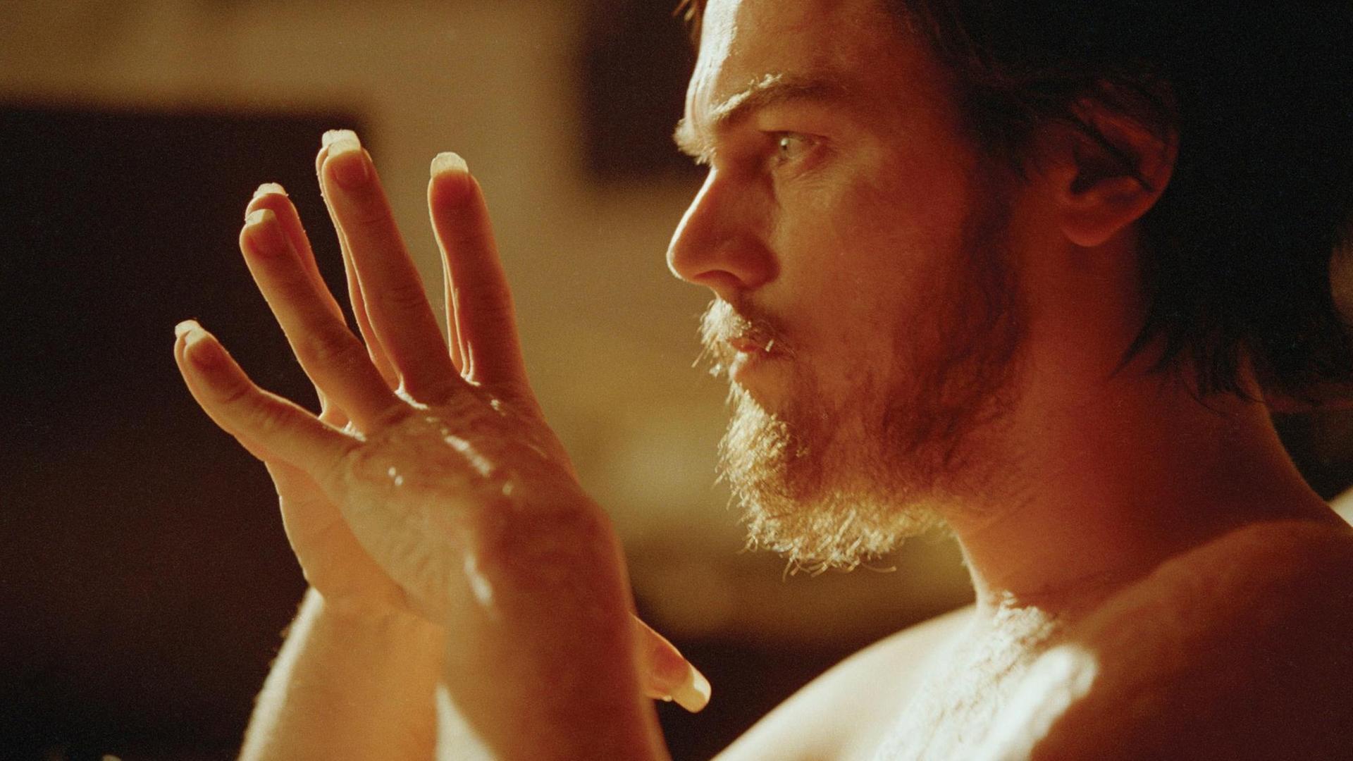 Leonardo DiCaprio mit Bart und langen Fingernägeln Leonardo DiCaprio mit Bart und langen Fingernägeln