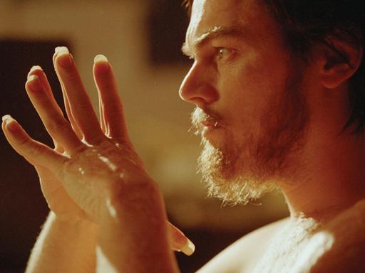 Leonardo DiCaprio mit Bart und langen Fingernägeln