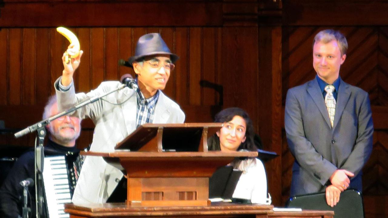 Kiyoshi Mabuchi, Kitasato University, hält eine Banane zur Demonstration seines Forschungsobjektes hoch. Er referierte auf der Verleihungszeremonie der Ig-Nobel-Preise 2014 im Sanders Theater in Cambridge, Massachusetts. Kiyoshi Mabuchi, Kitasato University, hält eine Banane zur Demonstration seines Forschungsobjektes hoch. Er referierte auf der Verleihungszeremonie der Ig-Nobel-Preise 2014 im Sanders Theater in Cambridge, Massachusetts.