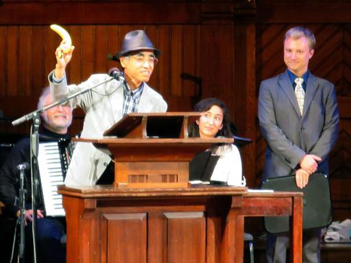 Kiyoshi Mabuchi, Kitasato University, hält eine Banane zur Demonstration seines Forschungsobjektes hoch. Er referierte auf der Verleihungszeremonie der Ig-Nobel-Preise 2014 im Sanders Theater in Cambridge, Massachusetts.