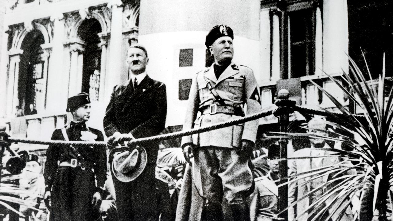 Adolf Hitler (2.v.l.) und der italienische Ministerpräsident und Duce Benito Mussolini (r), aufgenommen am 15.06.1938 in Rom. Adolf Hitler (2.v.l.) und der italienische Ministerpräsident und Duce Benito Mussolini (r), aufgenommen am 15.06.1938 in Rom.