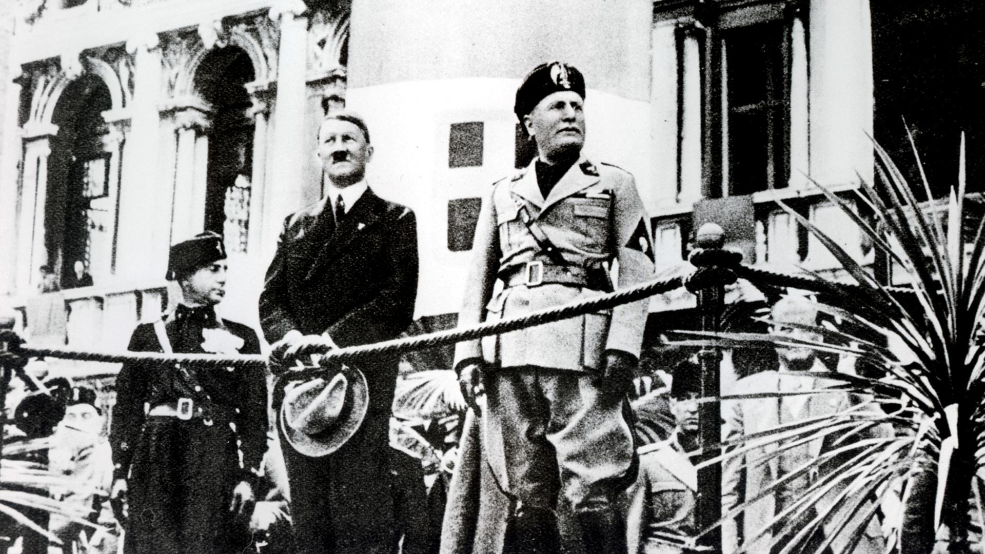 Adolf Hitler (2.v.l.) und der italienische Ministerpräsident und Duce Benito Mussolini (r), aufgenommen am 15.06.1938 in Rom. Adolf Hitler (2.v.l.) und der italienische Ministerpräsident und Duce Benito Mussolini (r), aufgenommen am 15.06.1938 in Rom.