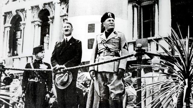 Adolf Hitler (2.v.l.) und der italienische Ministerpräsident und Duce Benito Mussolini (r), aufgenommen am 15.06.1938 in Rom.