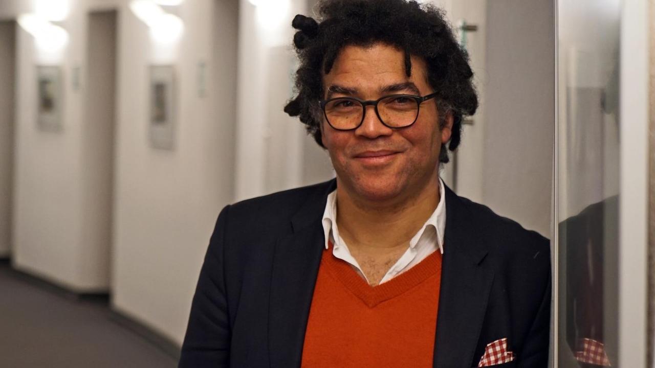 Der kulturpolitische Korrespondent der Wochenzeitung "Die Zeit", Ijoma Mangold zu Gast bei Deutschlandfunk Kultur in Berlin Der kulturpolitische Korrespondent der Wochenzeitung "Die Zeit", Ijoma Mangold zu Gast bei Deutschlandfunk Kultur in Berlin