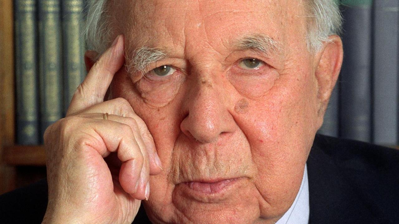 Der deutsch-amerikanische Schriftsteller Hans Sahl am 17.11.1992 in Tübingen. Er kehrte 1989 aus dem Exil in den USA nach Deutschland zurück. In den letzten Jahren trat er u.a. mit dem Gedichtband "Wir sind die letzten. Der Maulwurf" und mit "Die Wenigen und die Vielen. Roman einer Zeit" in Erscheinung. Der deutsch-amerikanische Schriftsteller Hans Sahl am 17.11.1992 in Tübingen. Er kehrte 1989 aus dem Exil in den USA nach Deutschland zurück. In den letzten Jahren trat er u.a. mit dem Gedichtband "Wir sind die letzten. Der Maulwurf" und mit "Die Wenigen und die Vielen. Roman einer Zeit" in Erscheinung.