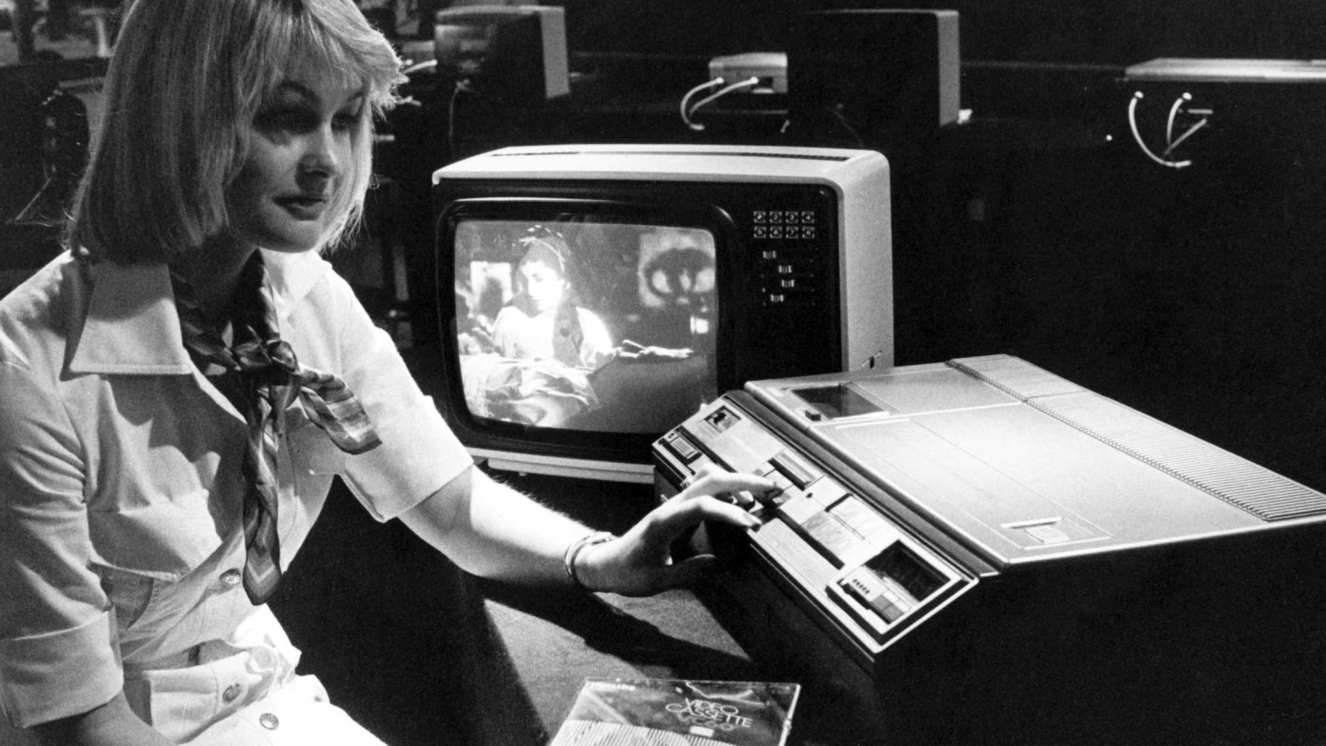 Auf der Internationalen Funkausstellung in Berlin wird 1977 ein neuer Videorekorder vorgestellt, der über zwei Stunden aufnehmen kann Auf der Internationalen Funkausstellung in Berlin wird 1977 ein neuer Videorekorder vorgestellt, der über zwei Stunden aufnehmen kann