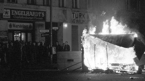 In der Nacht vom 1. auf den 2. Mai 1987 kam es in Berlin Kreuzberg zu schweren Krawallen und Plünderungen.