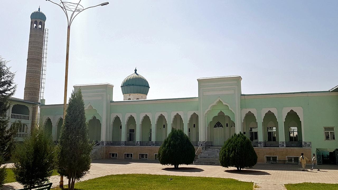Moschee außerhalb von Dushanbe, die inzwischen nur noch spärlich besucht wird Moschee außerhalb von Dushanbe, die inzwischen nur noch spärlich besucht wird