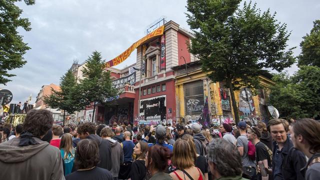 Die Demo "Lieber tanz ich als G20" zog auch an der Roten Flora im Hamburger Schanzenviertel vorbei