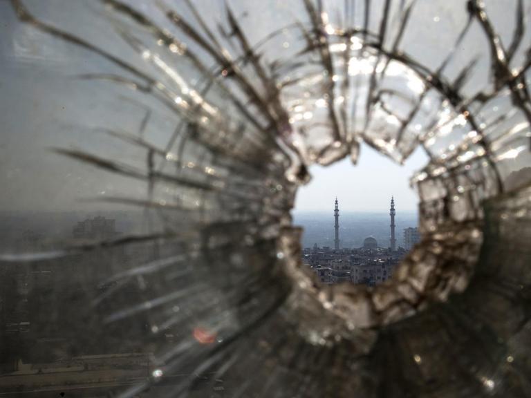 Ein Einschussloch in einem Fenster