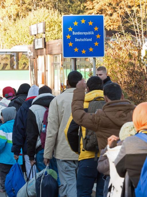 Flüchtlinge überqueren die deutsch-österreichische Grenze