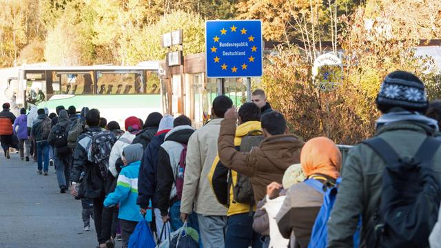 Flüchtlinge überqueren die deutsch-österreichische Grenze