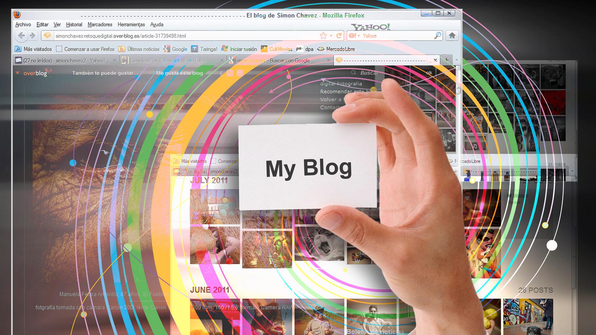 Ein Hand hält ein Schild auf dem "My Blog" steht vor einem Bildschirm. Ein Hand hält ein Schild auf dem "My Blog" steht vor einem Bildschirm.