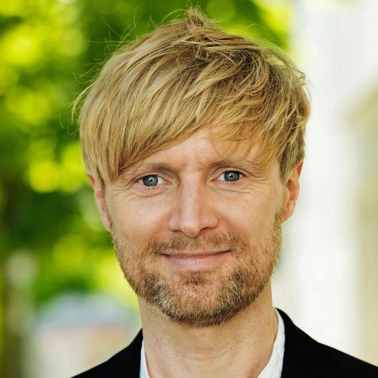Matthias Lohre posiert für ein Pressefoto.