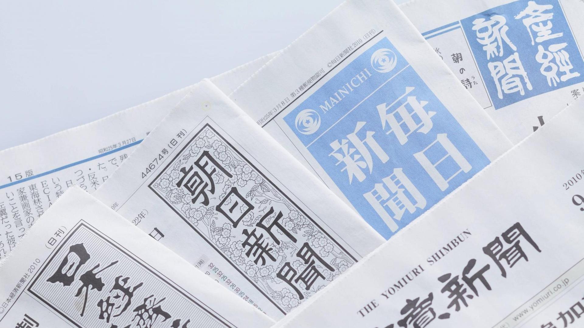 Die Cover der fünf großen japanischen Zeitungen Yomiuri, Asahi, Mainichi, Nihon Keizai und Sankei, alle mit Sitz in Tokio. Die Cover der fünf großen japanischen Zeitungen Yomiuri, Asahi, Mainichi, Nihon Keizai und Sankei, alle mit Sitz in Tokio.