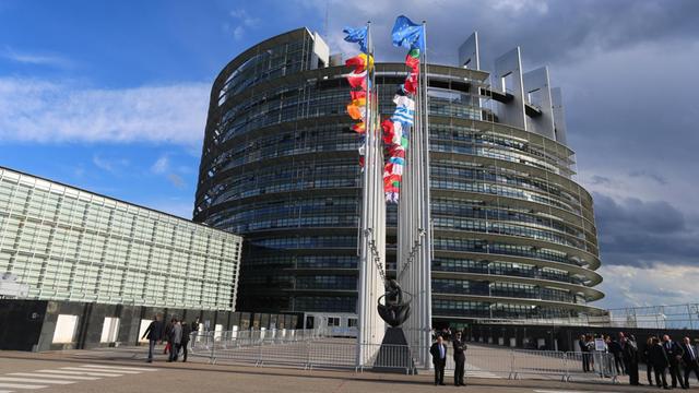 Europafahnen und Nationalfahnen der EU-Mitgliedsstaaten sind vor dem Europäischen Parlament in Straßburg