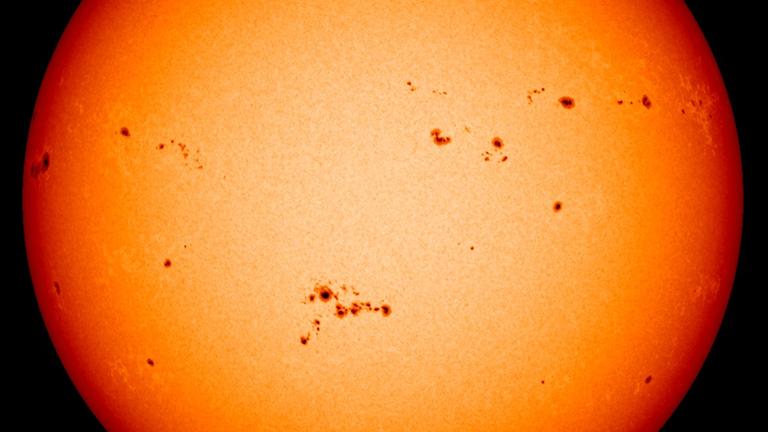 20170507b: Die Sonne mit vielen Flecken, entdeckt unter anderem von David und Johann Fabricius (NASA/ESA)