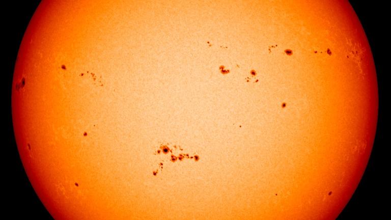 20170507b: Die Sonne mit vielen Flecken, entdeckt unter anderem von David und Johann Fabricius (NASA/ESA) 20170507b: Die Sonne mit vielen Flecken, entdeckt unter anderem von David und Johann Fabricius (NASA/ESA)