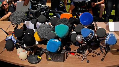 Mikrofone mit Windschutz während einer Pressekonferenz.