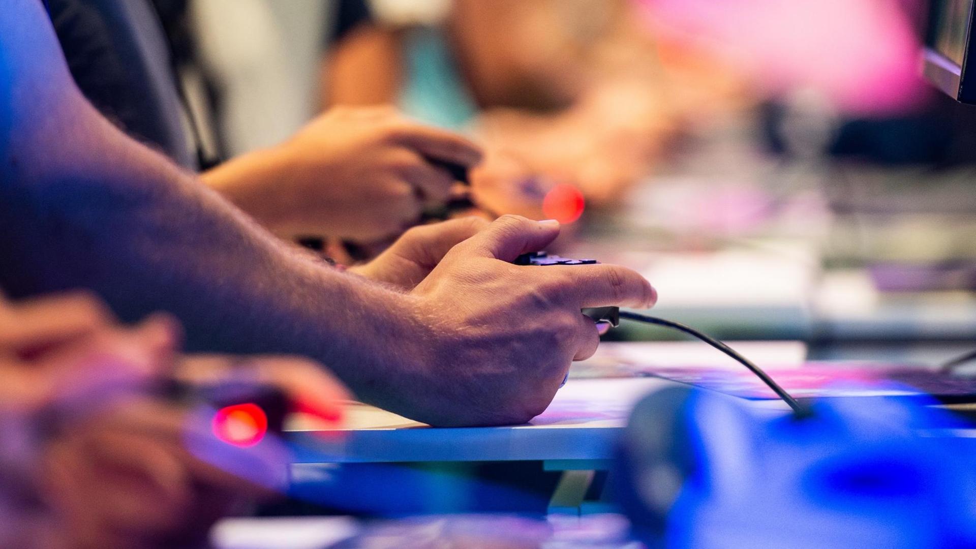 Besucher der Gamescom 2018 probieren an einem Stand von EA Sports das Videospiel Fifa 19 aus. Besucher der Gamescom 2018 probieren an einem Stand von EA Sports das Videospiel Fifa 19 aus.