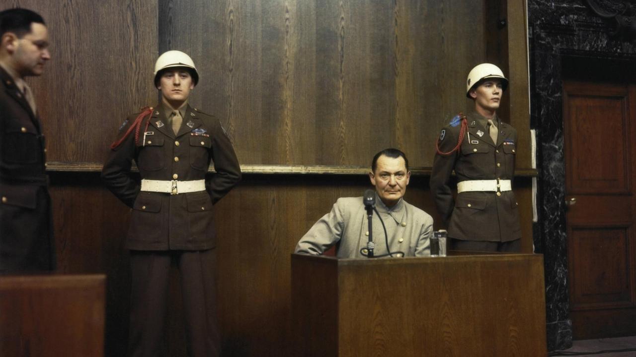 Angeklagter Hermann Göring am 20.11.1945 im Zeugenstand während des Nürnberger Kriegsverbrecher Prozesses. Angeklagter Hermann Göring am 20.11.1945 im Zeugenstand während des Nürnberger Kriegsverbrecher Prozesses.