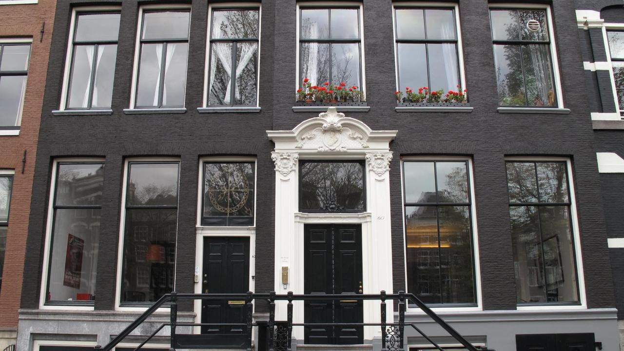J.J. Voskuils Haus in der Herengracht 60 in Amsterdam. Voskuil lebte mit seiner Frau Lousje im ersten Stock. Von dort aus winkte sie ihm zu, wenn er morgens zur Arbeit ging. Voskuil starb 2008. Seine Frau wohnt dort noch immer.