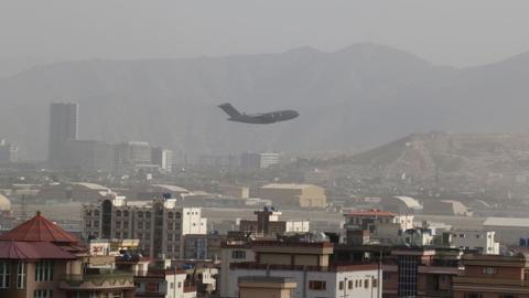 Blick auf Kabul. Ein Flugzeug in der Luft.
