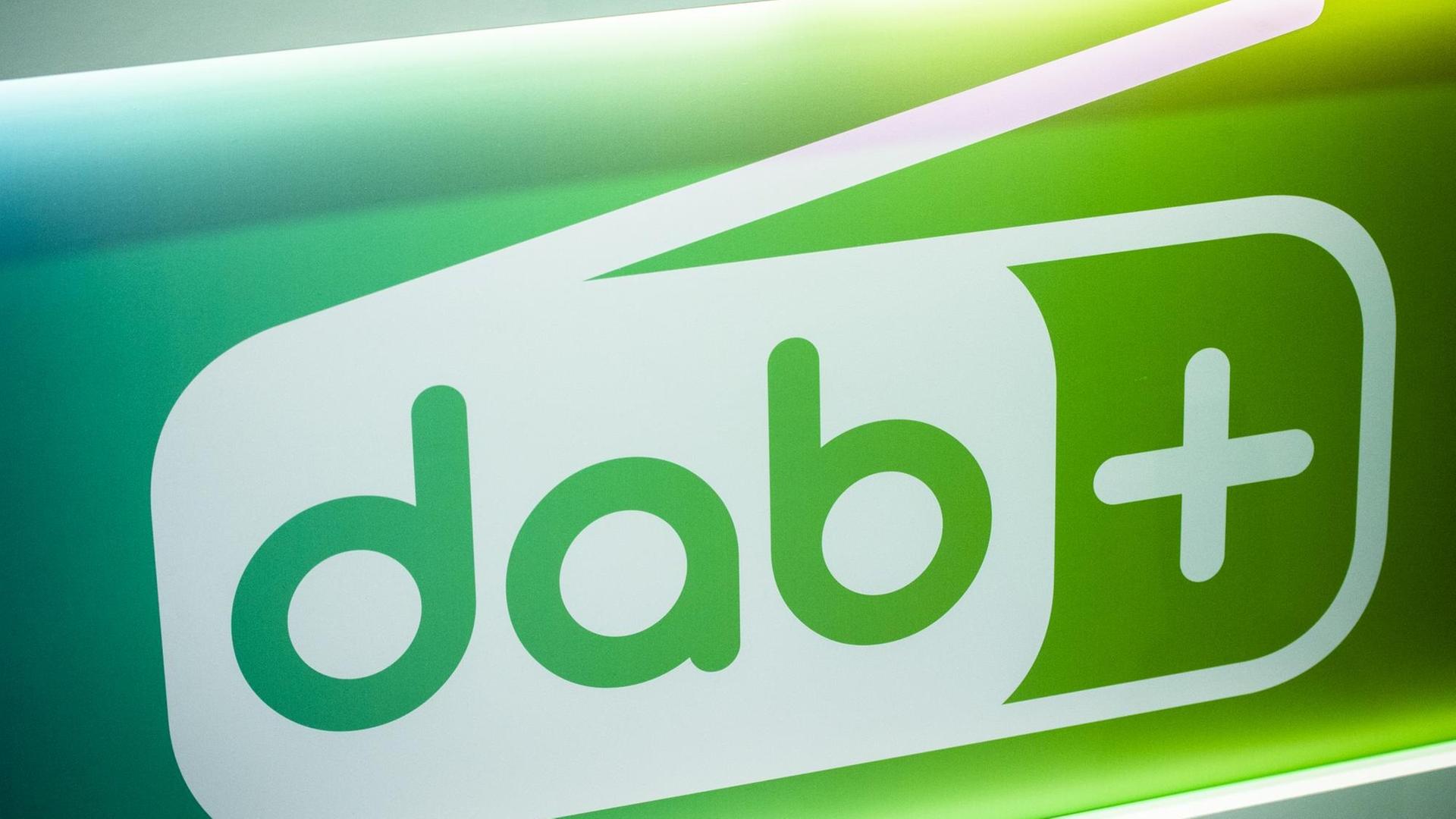 18.01.2019, Belgien, Brüssel: Logo von DAB+ auf einer Preesekonferenz von WorldDAB, Digital Radio Vlaanderen uand maRadio.be 18.01.2019, Belgien, Brüssel: Logo von DAB+ auf einer Preesekonferenz von WorldDAB, Digital Radio Vlaanderen uand maRadio.be