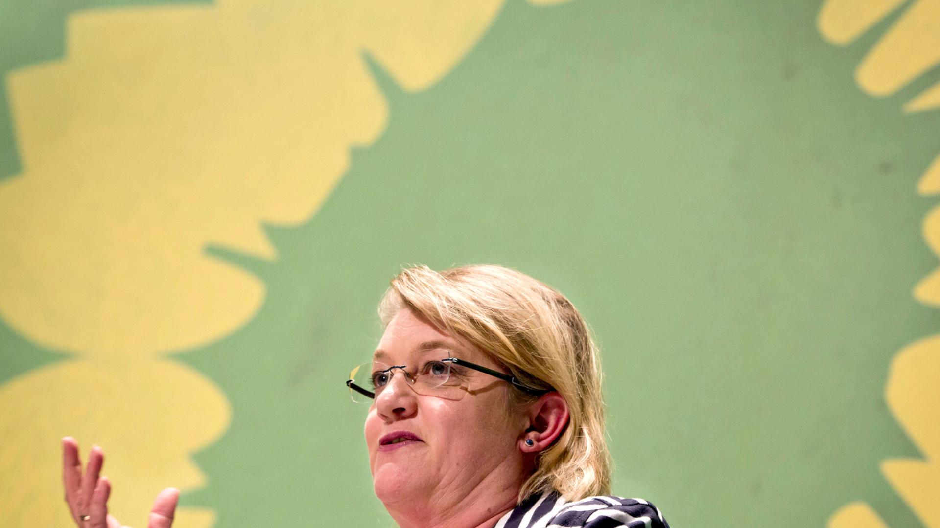 Die Grünen-Politikerin Kordula Schulz-Asche vor dem Sonnenblumen-Logo ihrer Partei Die Grünen-Politikerin Kordula Schulz-Asche vor dem Sonnenblumen-Logo ihrer Partei