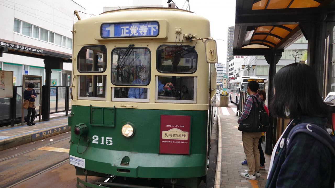 In den Straßenbahnen in Nagasaki sind die Ansagen auch auf Englisch, Chinesisch und Koreanisch. Ein Waggon hält gerade. In den Straßenbahnen in Nagasaki sind die Ansagen auch auf Englisch, Chinesisch und Koreanisch. Ein Waggon hält gerade.