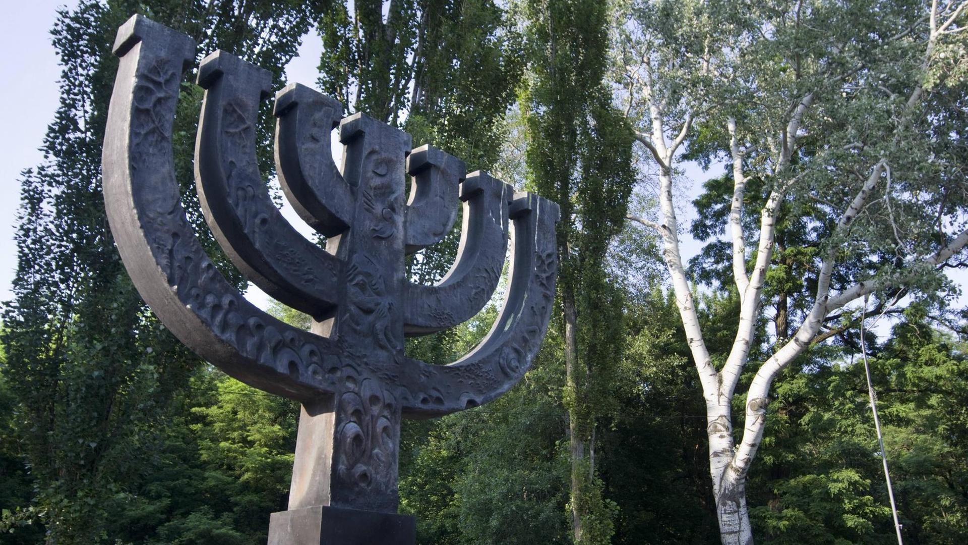 Nach dem Zerfall der UdSSR errichteten Jüdische Organisationen ein großes Menora-Denkmal zwischen den Bäumen der Parkanlage. Nach dem Zerfall der UdSSR errichteten Jüdische Organisationen ein großes Menora-Denkmal zwischen den Bäumen der Parkanlage.