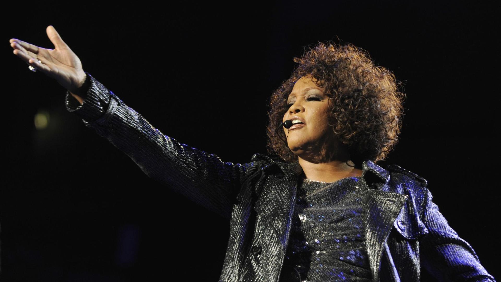 Die Sängerin Whitney Houston, fotografiert während eines Konzertes in Hannover am 16.05.2010. Foto: Holger Hollemann / dpa Die Sängerin Whitney Houston, fotografiert während eines Konzertes in Hannover am 16.05.2010. Foto: Holger Hollemann / dpa