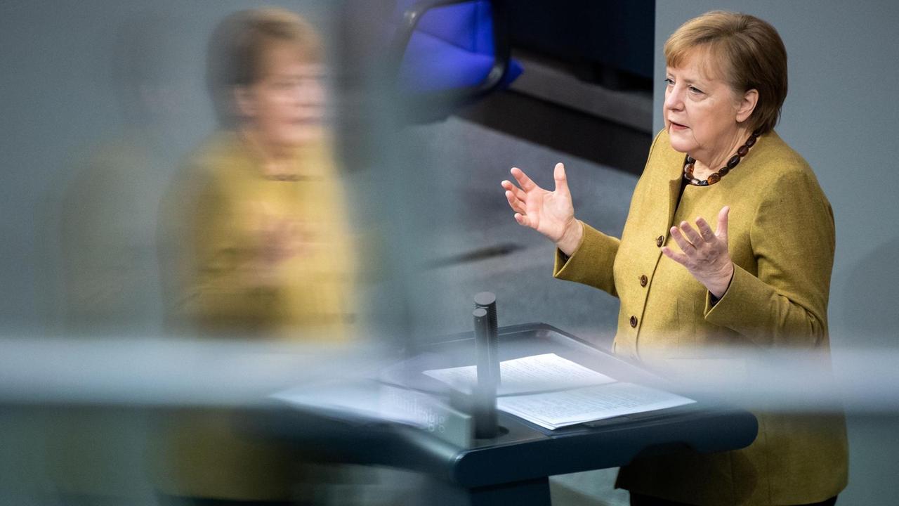 Berlin: Bundeskanzlerin Angela Merkel (CDU) hält in der Plenarsitzung des Deutschen Bundestages eine Regierungserklärung zu den Ergebnissen der Bund-Länder-Runde zur Bewältigung der Corona-Pandemie.