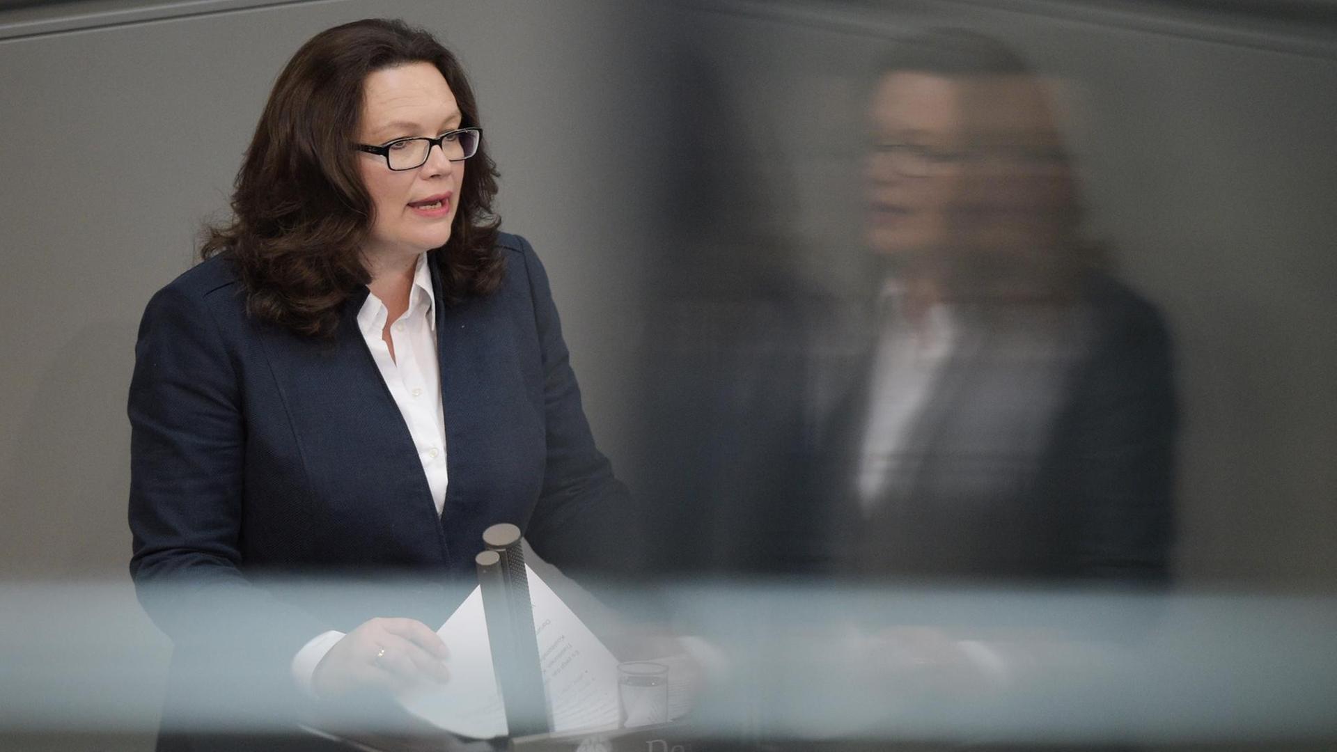 Andrea Nahles (SPD), Bundesministerin für Arbeit und Soziales, spricht am 22.05.2015 im Plenarsaal des Bundestages in Berlin zu den Abgeordneten. Andrea Nahles (SPD), Bundesministerin für Arbeit und Soziales, spricht am 22.05.2015 im Plenarsaal des Bundestages in Berlin zu den Abgeordneten.