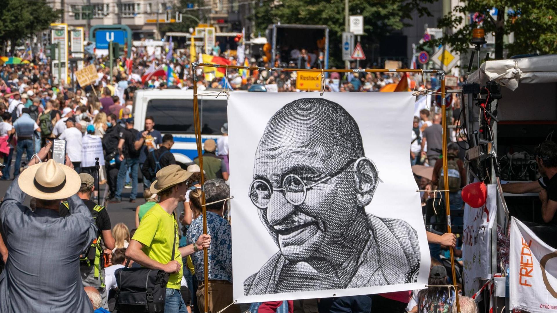 Protestdemo der Corona Gegner auf der Friedrichstraße in Berlin. Bildnis von Gandhi. Protestdemo der Corona Gegner auf der Friedrichstraße in Berlin. Bildnis von Gandhi.