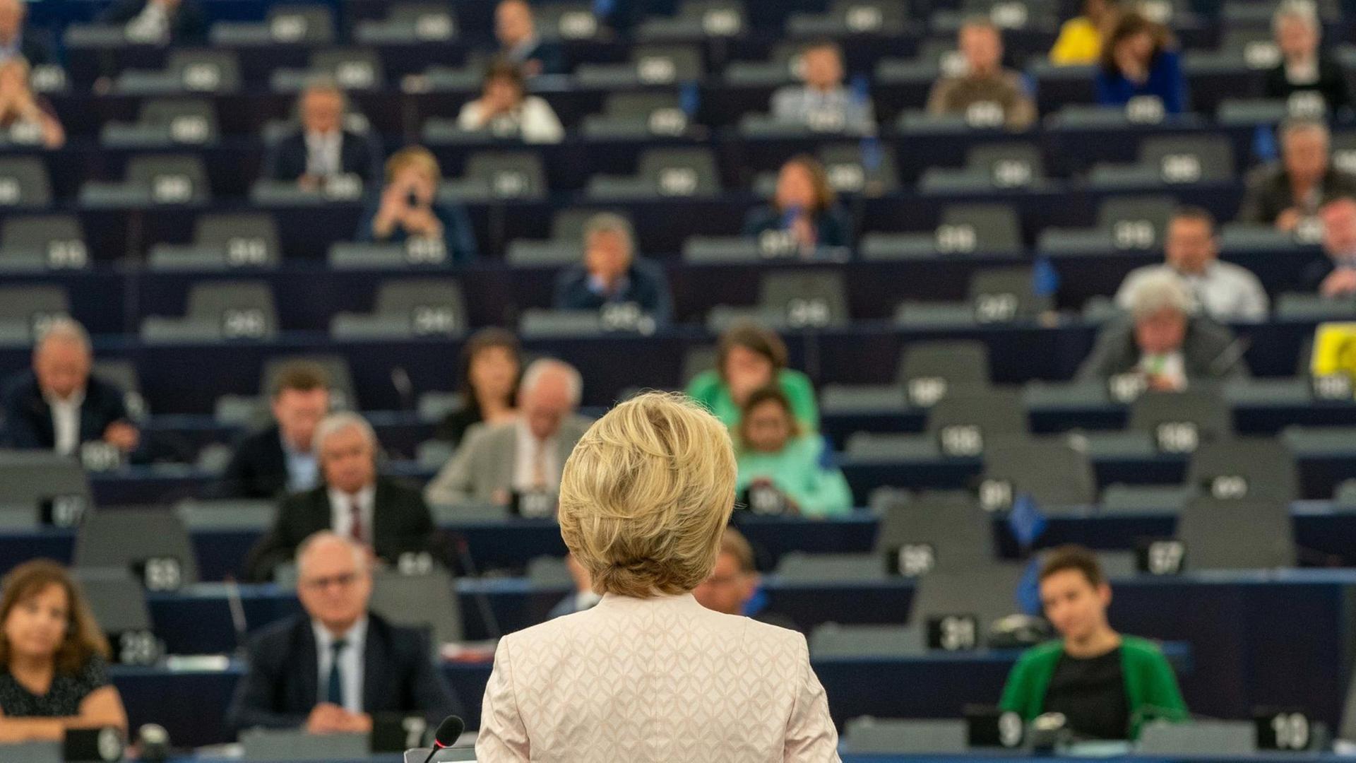 Rückansicht von Ursula von der Leyen bei ihrer Ansprache vor den Abgeordneten des Europaparlaments Rückansicht von Ursula von der Leyen bei ihrer Ansprache vor den Abgeordneten des Europaparlaments