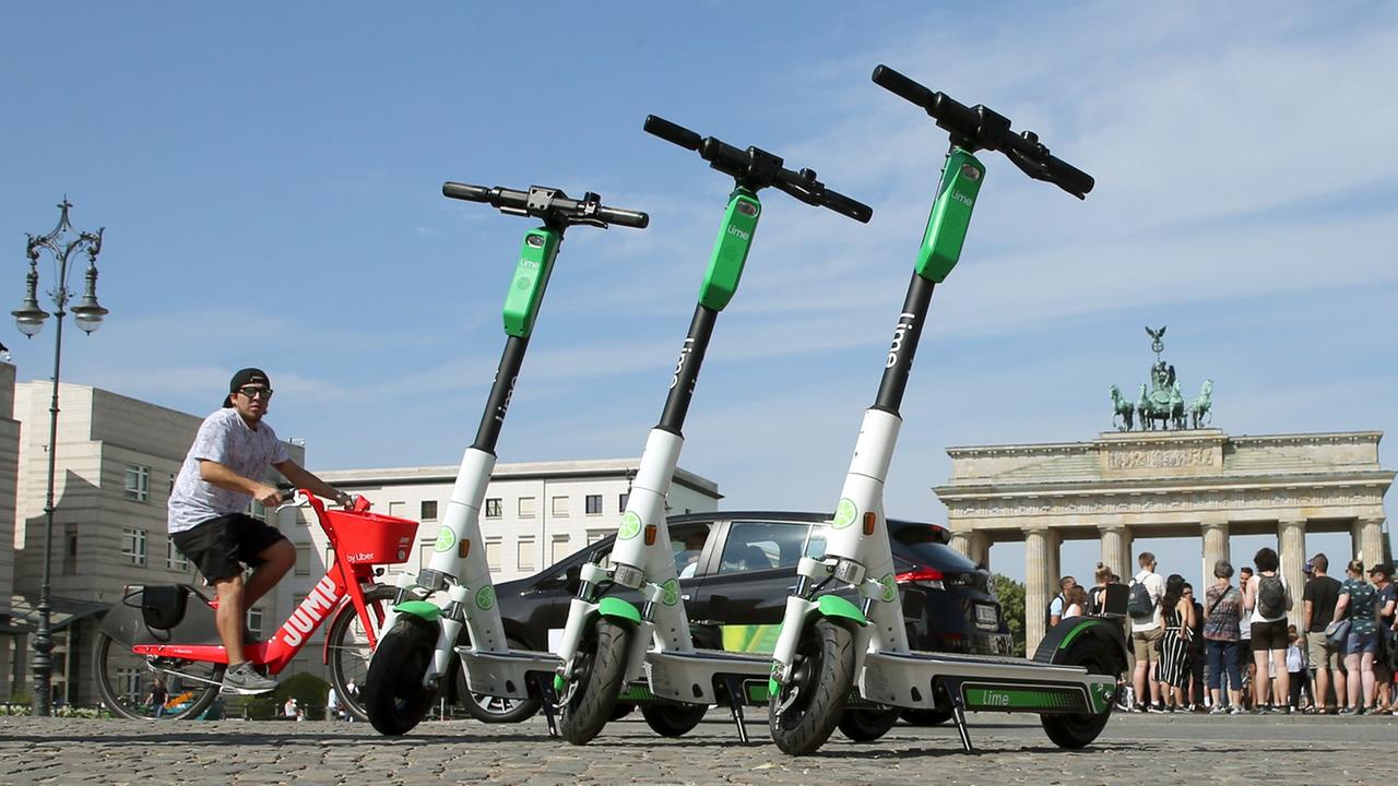 Nicht überall werden die elektronischen Tretroller so ordentlich abgestellt wie hier vor dem Brandenburger Tor. Nicht überall werden die elektronischen Tretroller so ordentlich abgestellt wie hier vor dem Brandenburger Tor.