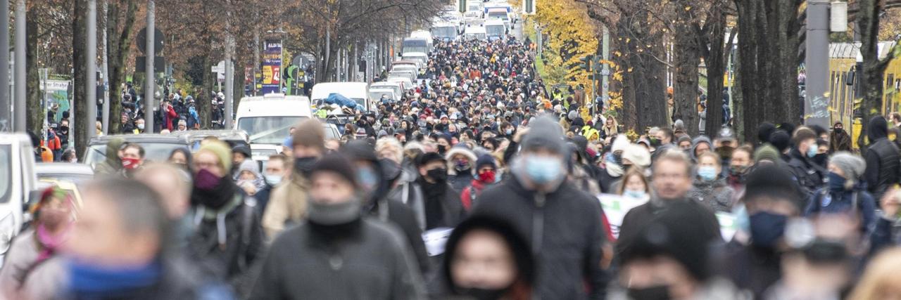 Teilnehmer des Protestzugs gegen die Corona-Politik gehen die Bornholmer Straße in Berlin entlang. Teilnehmer des Protestzugs gegen die Corona-Politik gehen die Bornholmer Straße in Berlin entlang.