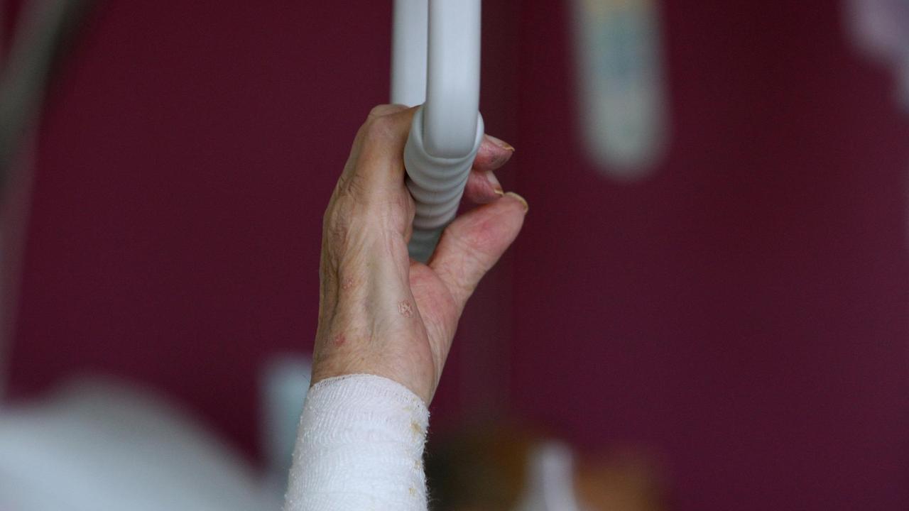 Die Hand einer pflegebedürftigen älteren Patientin greift am Dienstag (12.02.2008) im Krankenhaus von Dachau (Oberbayern) nach einem Haltegriff über dem Bett. Die Hand einer pflegebedürftigen älteren Patientin greift am Dienstag (12.02.2008) im Krankenhaus von Dachau (Oberbayern) nach einem Haltegriff über dem Bett.