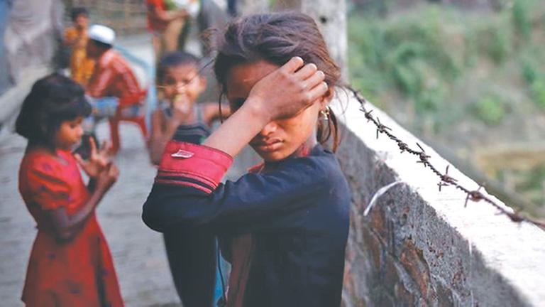 Ein Mädchen der Rohingya in einem Flüchtlingslager in Bangladesch. Ein Mädchen der Rohingya in einem Flüchtlingslager in Bangladesch.