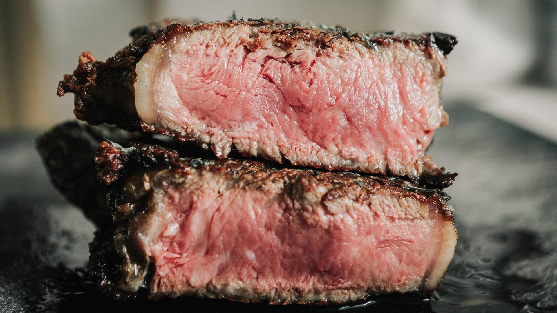 Aufnahme eines Medium Rare Steak Aufnahme eines Medium Rare Steak