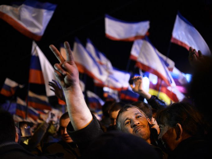 Ein Mann auf dem Lenin-Platz in Simferopol macht das Victory-Zeichen Ein Mann auf dem Lenin-Platz in Simferopol macht das Victory-Zeichen