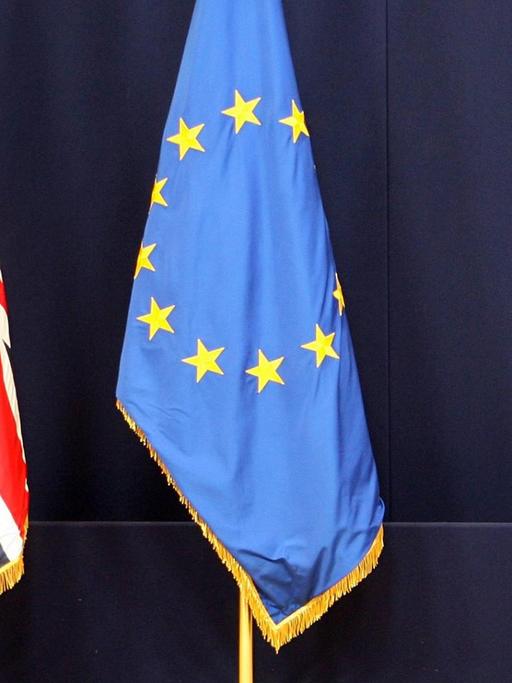 Die Flaggen von Großbritannien und der EU stehen am 16.12.2005 im EU-Ratsgebäude in Brüssel.