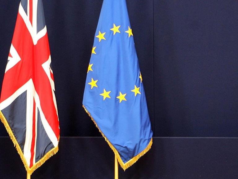 Die Flaggen von Großbritannien und der EU stehen am 16.12.2005 im EU-Ratsgebäude in Brüssel.