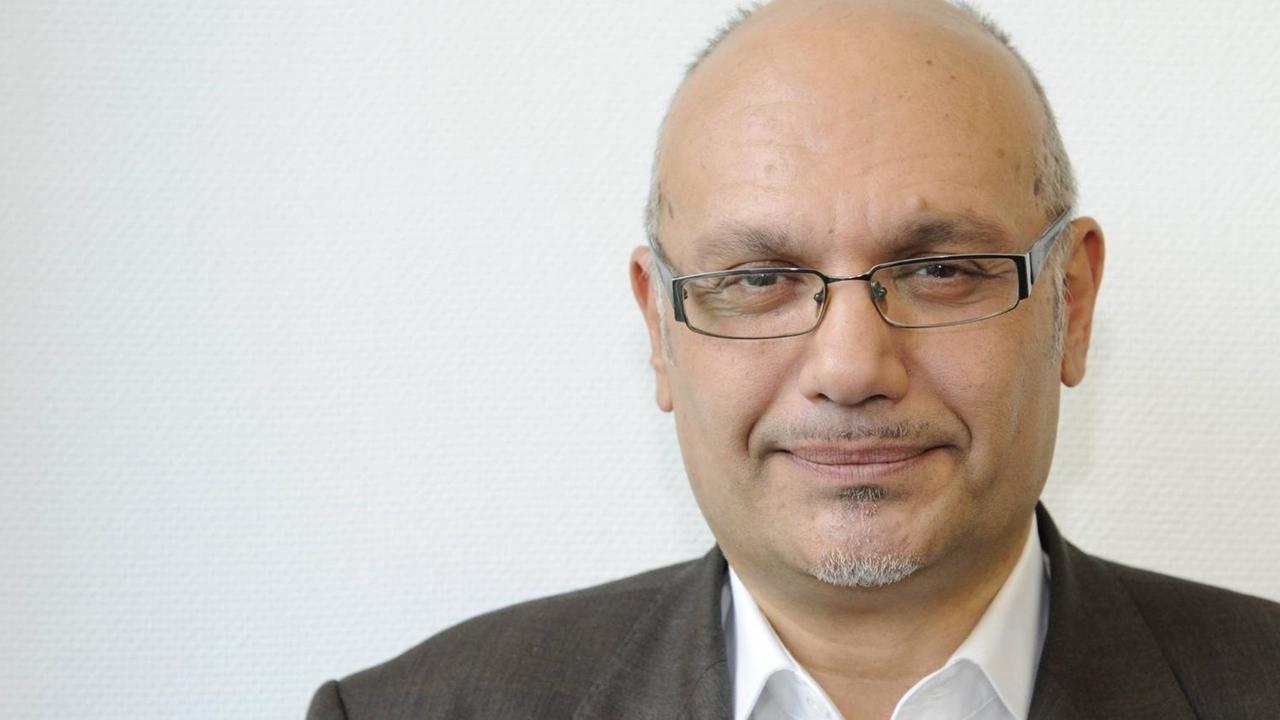 Zafer Senocak lächelt für ein Foto. Zafer Senocak lächelt für ein Foto.