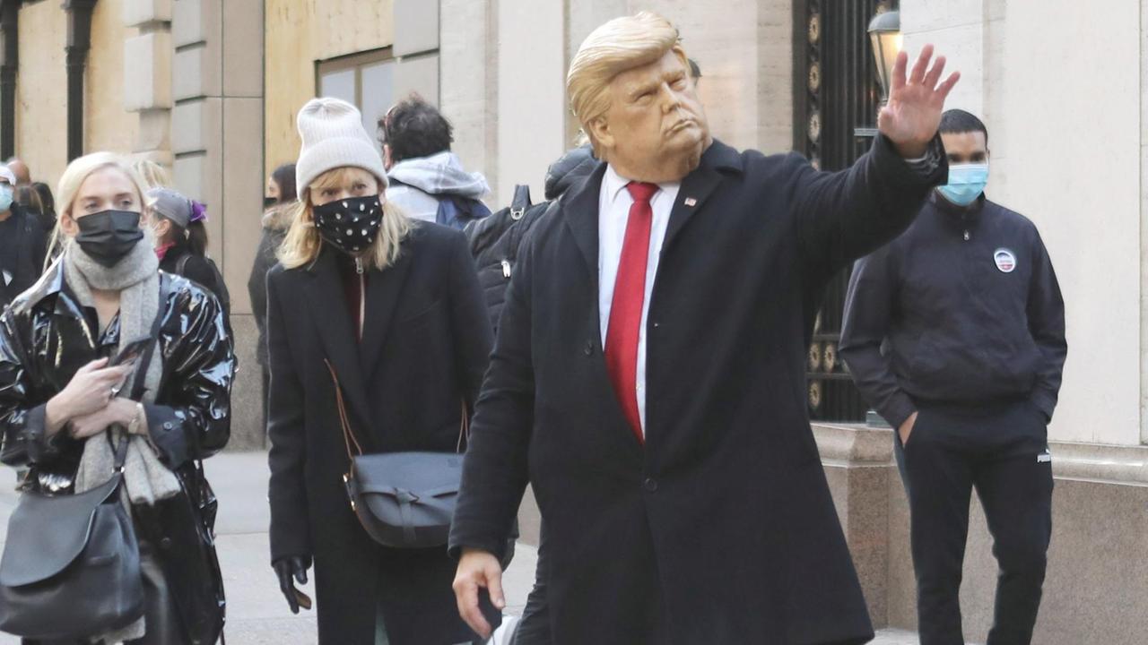 Wähler mit Trump-Maske vor dem Trump-Tower in New York. Wähler mit Trump-Maske vor dem Trump-Tower in New York.