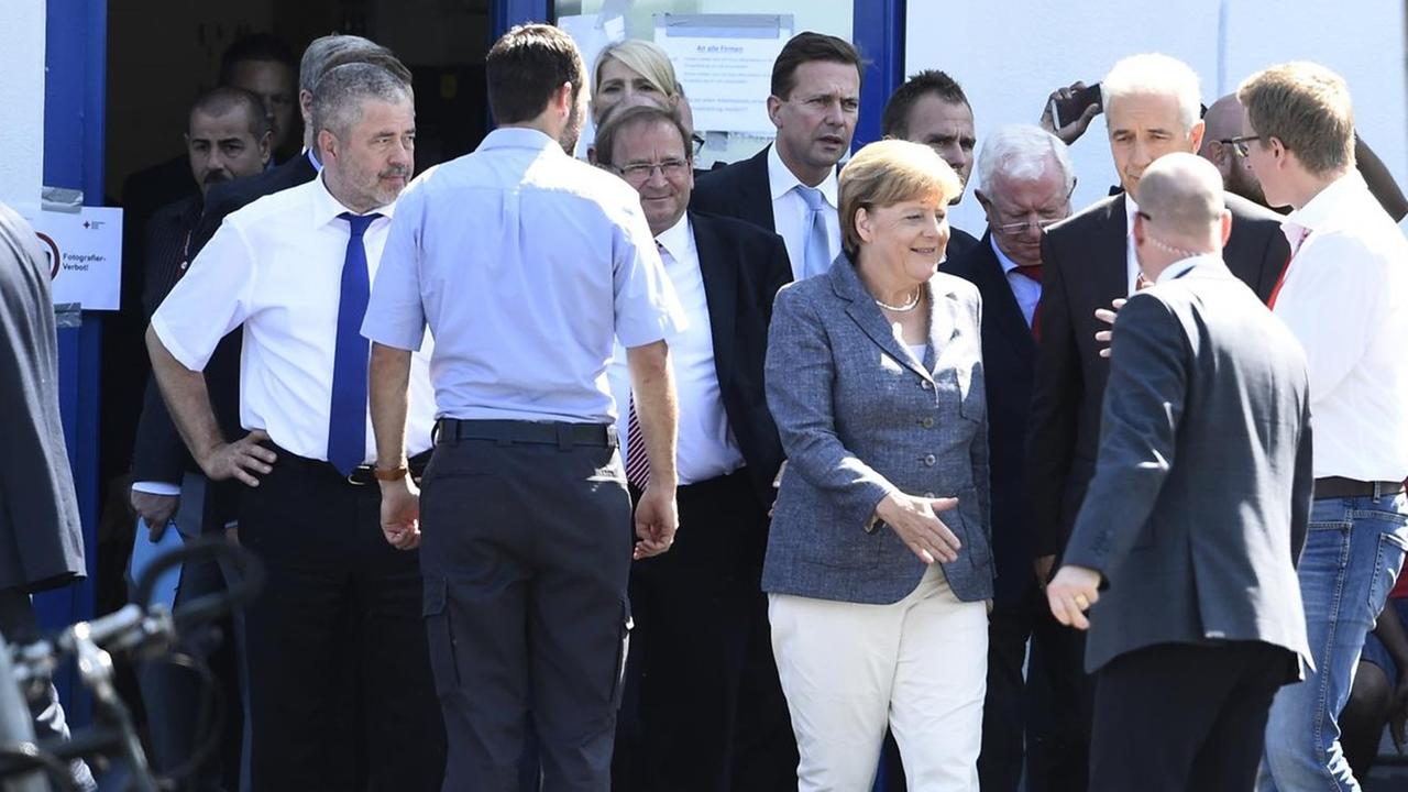 Bundeskanzlerin Angela Merkel bei einem Besuch einer Flüchtlingsunterkunft im sächsischen Heidenau. Bundeskanzlerin Angela Merkel bei einem Besuch einer Flüchtlingsunterkunft im sächsischen Heidenau.