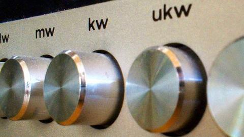 Schalter am Radio für die Auswahl zwischen UKW, KW, MW und AFC
