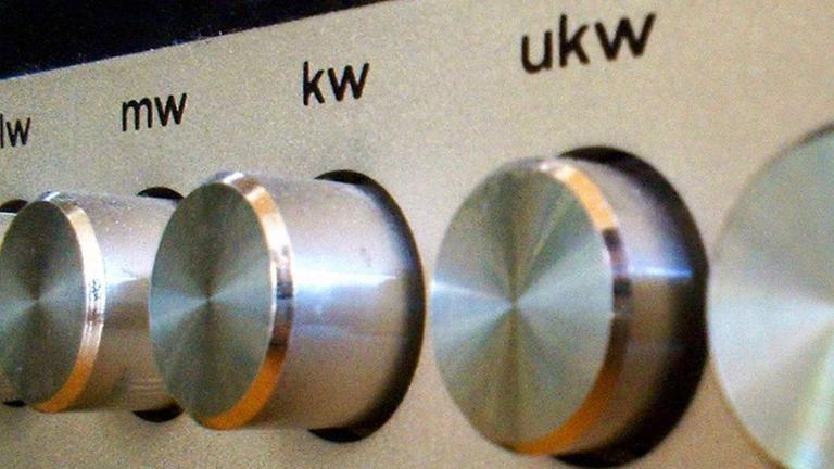 Schalter am Radio für die Auswahl zwischen UKW, KW, MW und AFC Schalter am Radio für die Auswahl zwischen UKW, KW, MW und AFC